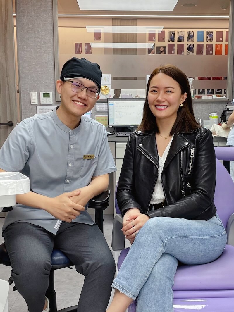 佐編茶水間Zoey與許家榕醫師療程後合照，展現自然自信笑容與滿意成果
