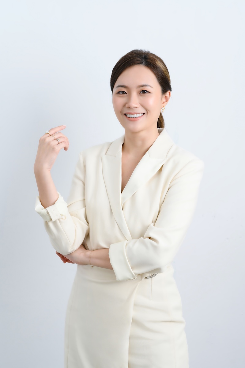 完成陶瓷貼片後的Zoey展現自信笑容，牙齒色澤乾淨、氣質更升級