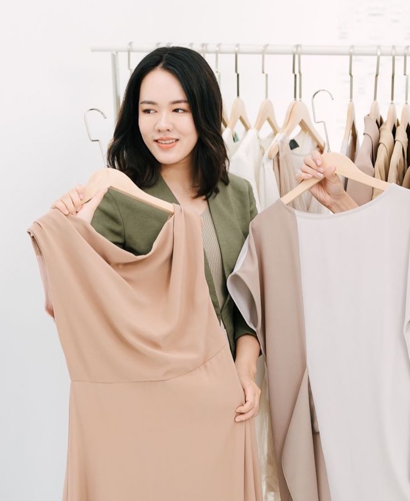 陶瓷貼片療程後，Vanessa的自信笑容融入日常造型，展現微笑設計的真實魅力