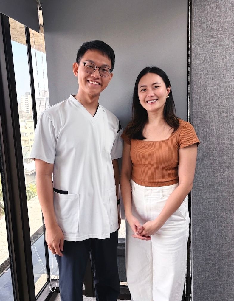 佐編茶水間Zoey與許家榕醫師療程後合照，展現自然自信笑容與滿意成果